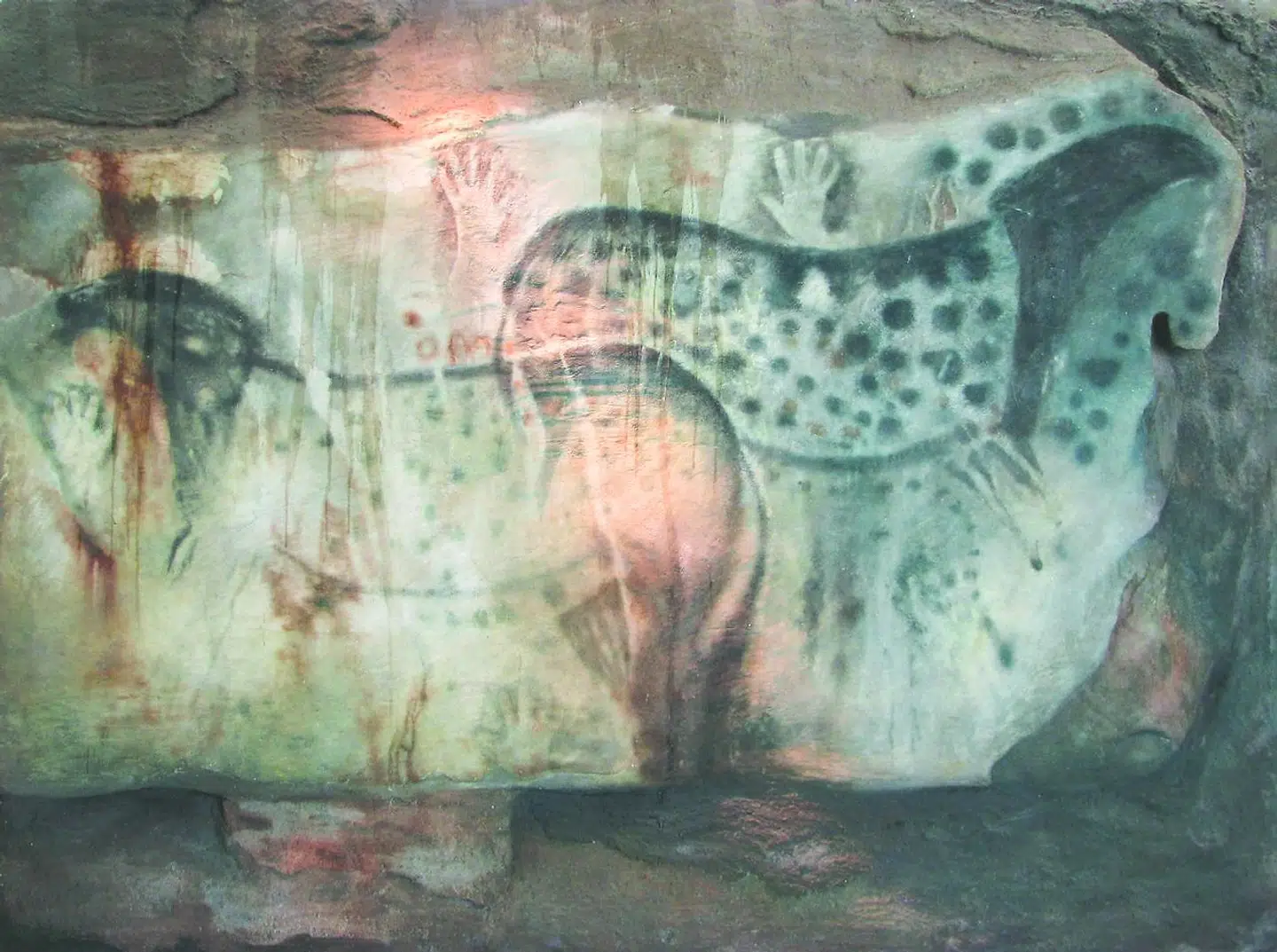 I hulen Pech Merle i det sydlige Frankrig opdagede man i 1922 hulemalerier med hænder, der var en slags kunstnersignatur. Ifølge Jeanette Varberg er 75 % af hænderne i fundne huler kvindehænder. Men er det rigtigt? Illustration fra bogen.