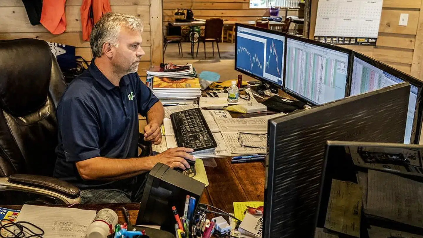 Private danske investorer har øget deres nettokøb af udenlandske aktier. Arkivfoto af amerikanske Mike Appert, som fra sit hjemmekontor handler på Chicagos børs.