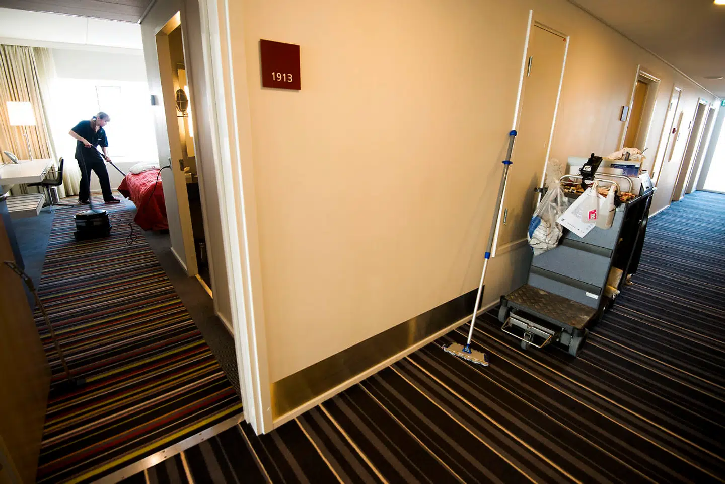 Hoteller var hårdt ramt af nedlukningen, men nu er de i stedet ramt af mangel på arbejdskraft. Der er i høj grad mangel på stuepiger og opvaskere. Det er nogle job, som det er meget svært at få danskere til at tage. Det fremhæver administrerende direktør for Scandic Hotels i Danmark, Søren Faerber.