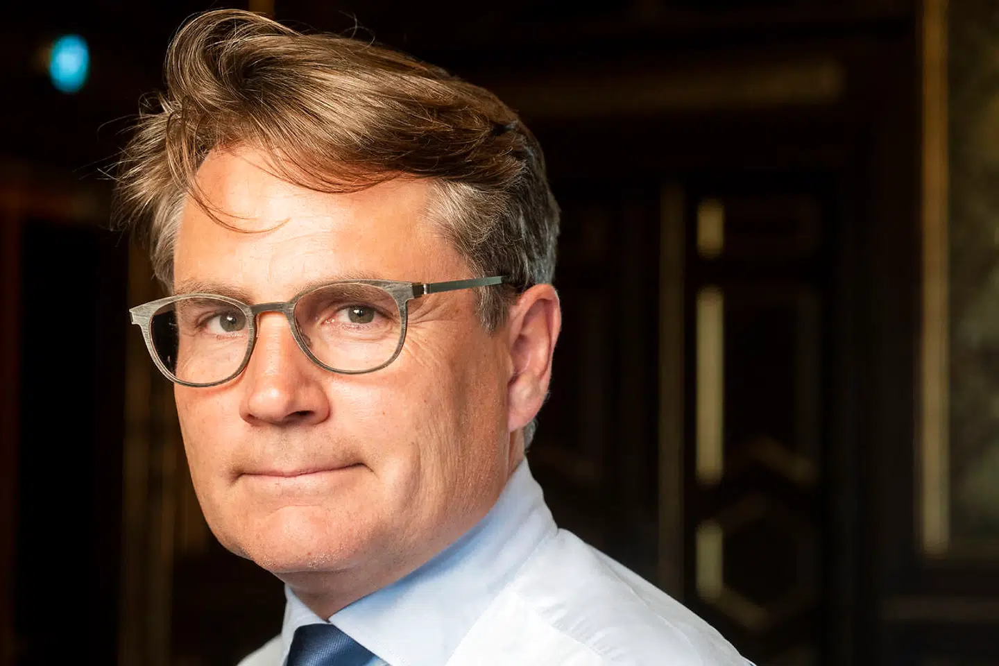 Regeringen blander beskæftigelsespolitikken og udlændingepolitikken sammen. Det mener administrerende direktør i Dansk Erhverv, Brian Mikkelsen. Han mener, at regeringen ikke tør, at sige, hvor meget den udenlandske arbejdskraft betyder for Danmark, fordi den er bange for på den måde at blive anklaget for en svag udlændinge politik.