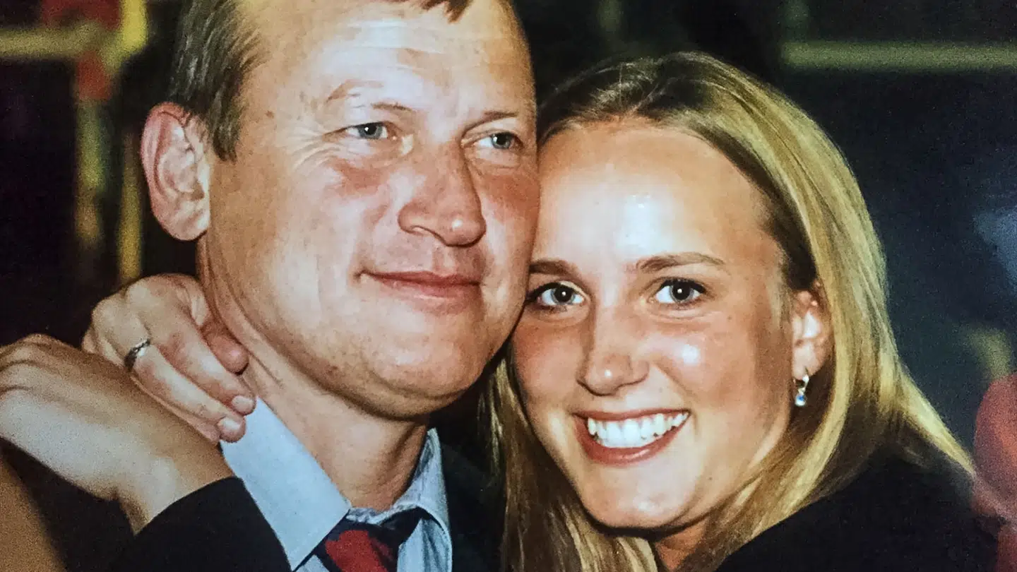 »Der sidder jeg bare og tænker. Jeg har sådan en sød far. Det kan godt være, at han har et alkoholproblem, men han er så sød. Og han ligger helt alene på et hospital nu. Jeg bliver nødt til, at tage hen og se, hvordan han har det.« fortæller Signe Brixtofte i dokumentren »Brixtofte – helt, skurk, far«.