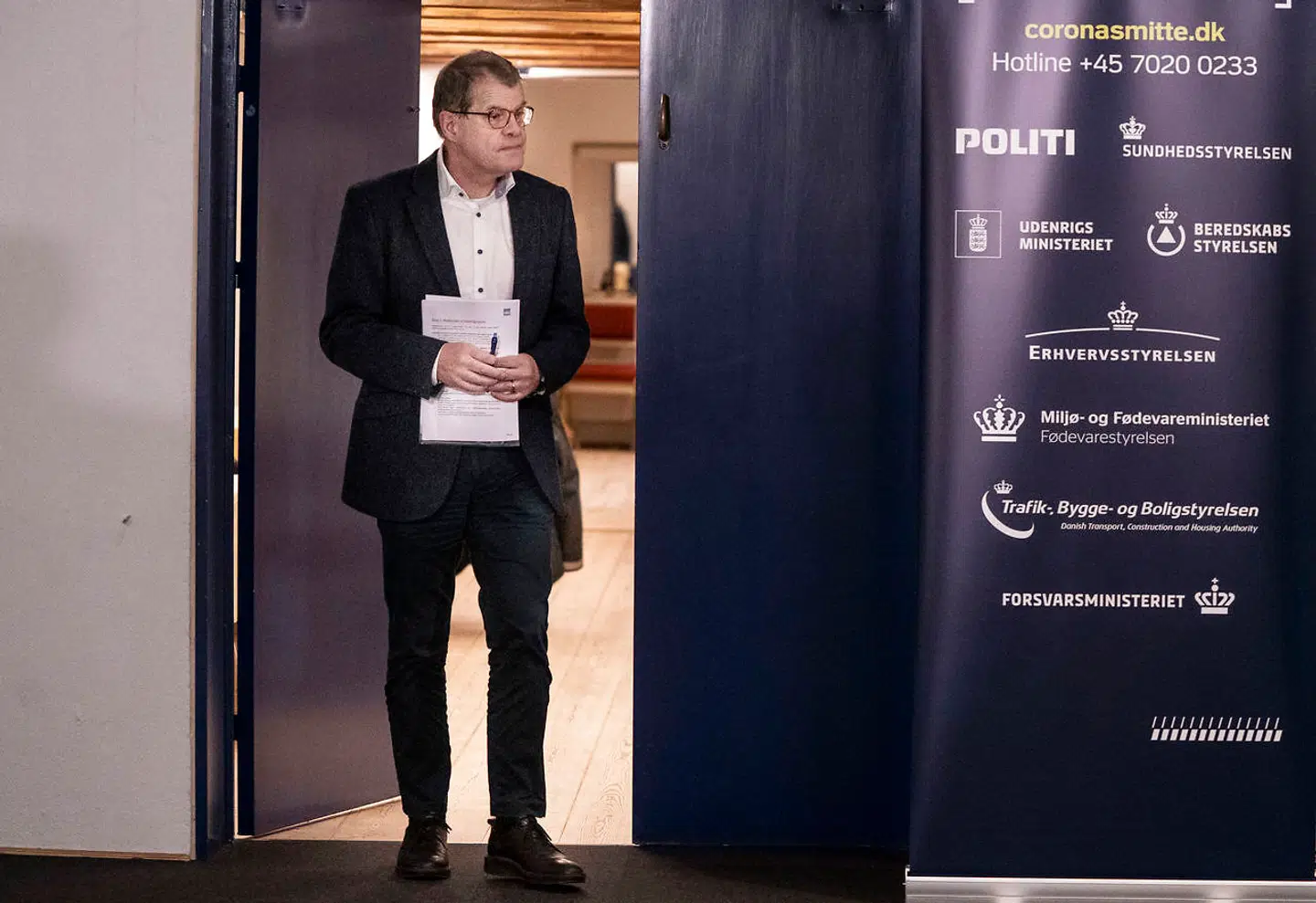 Kåre Mølbak, tidligere faglig direktør i Statens Serum Institut, var en af de mest centrale figurer under hele coronaepidemien. I forbindelse med regeringens beslutning 4. november 2020 om at aflive alle mink fik han kritik for sin rådgivning. 12. november gik han på pension.