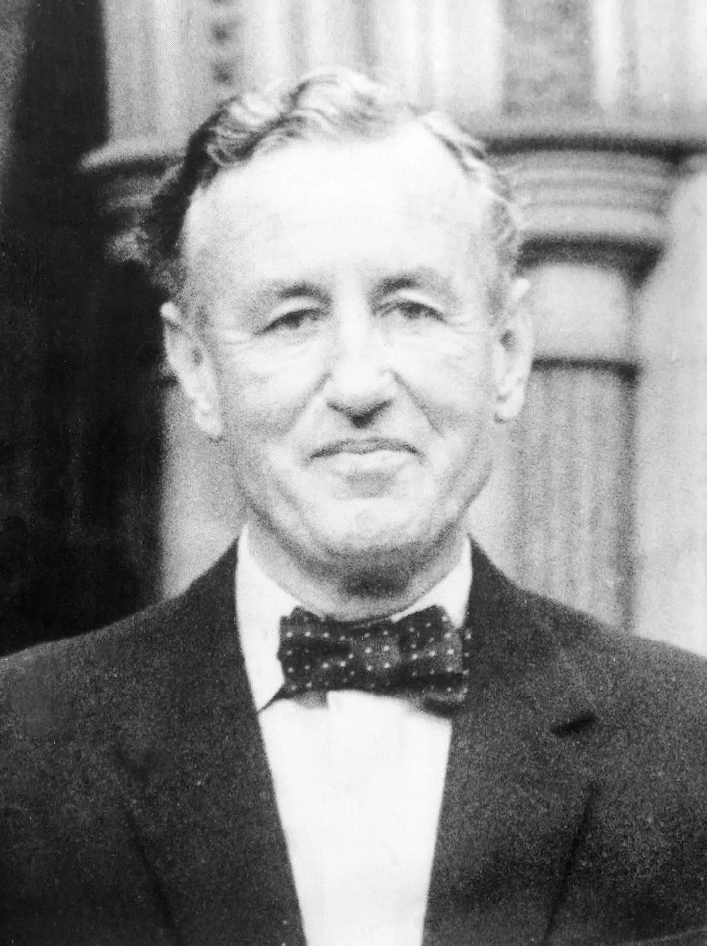 Ian Fleming blev forelsket i Jamaica under en sikkerhedskonference i 1943 og fik bygget et hus på øen, hvor han opholdt sig om vinteren. Det blev første skridt til James Bonduniverset.