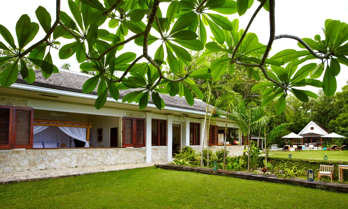 Ian Flemings villa, hvor han skrev 12 romaner om den fiktive agent. I dag kan man overnatte i huset – hvis man har finanserne i orden.