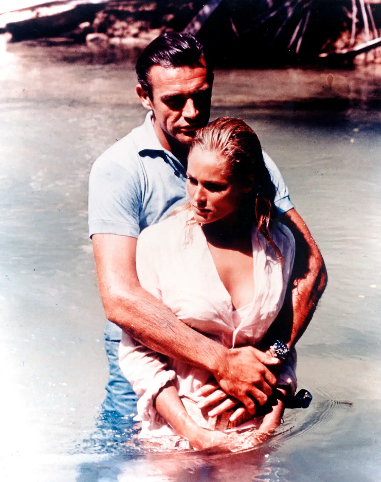 Sean Connery var den første til at spille James Bond. Her i »Dr. No« fra 1962 med Ursula Andress som Honey Ryder. En stor del af filmen blev optaget i Jamaica.