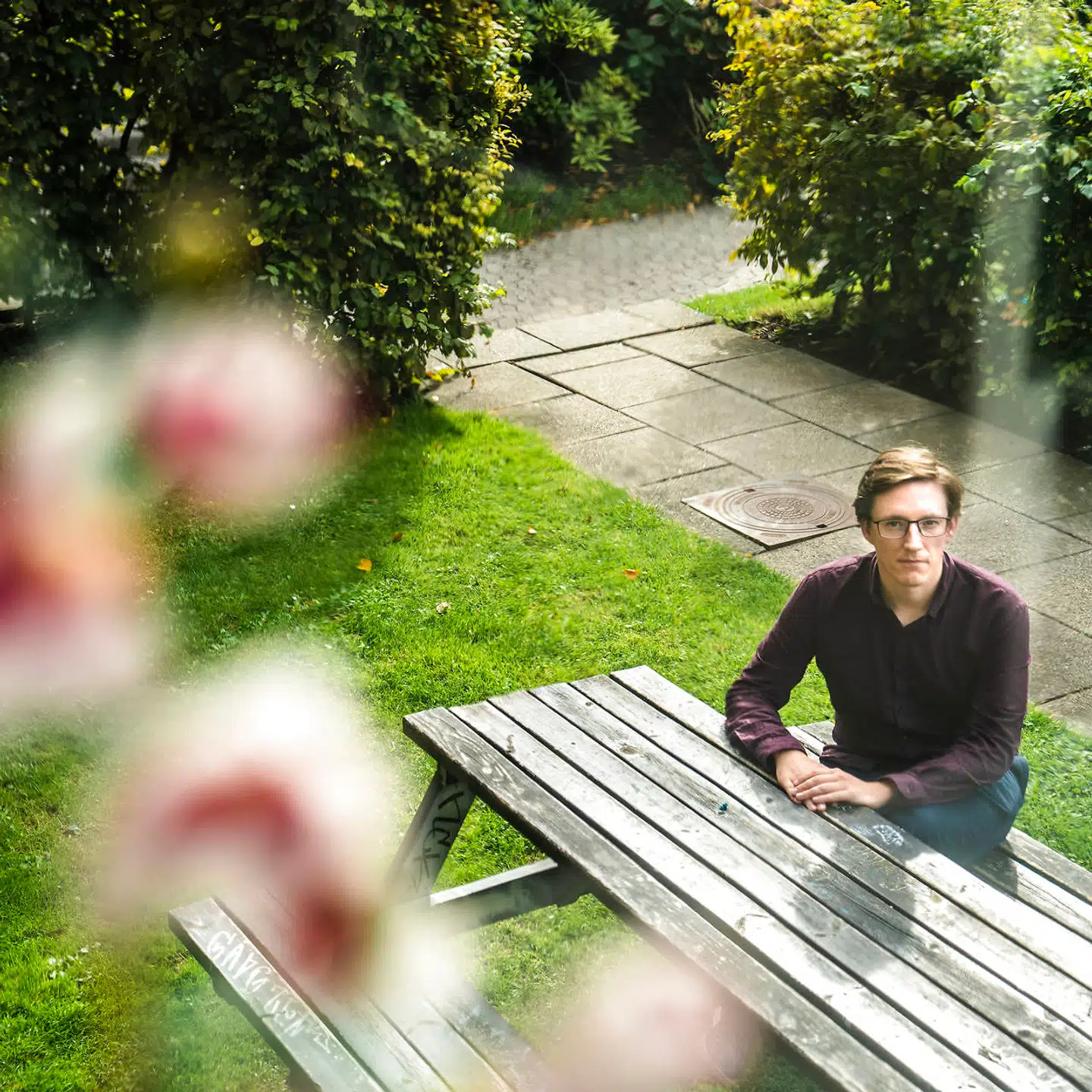 Jeppe Druedahl, lektor på Økonomisk Institut på Københavns Universitet, mener, at begrebet »stum tvang« giver anledning til at tænke over tvang i vores økonomi. Vi sælger vores arbejdskraft og køber nogle varer, men vi bestemmer ikke selv, til hvilke priser det foregår. Det gør »den usynlige hånd«, men det sker ikke altid til alles bedste.