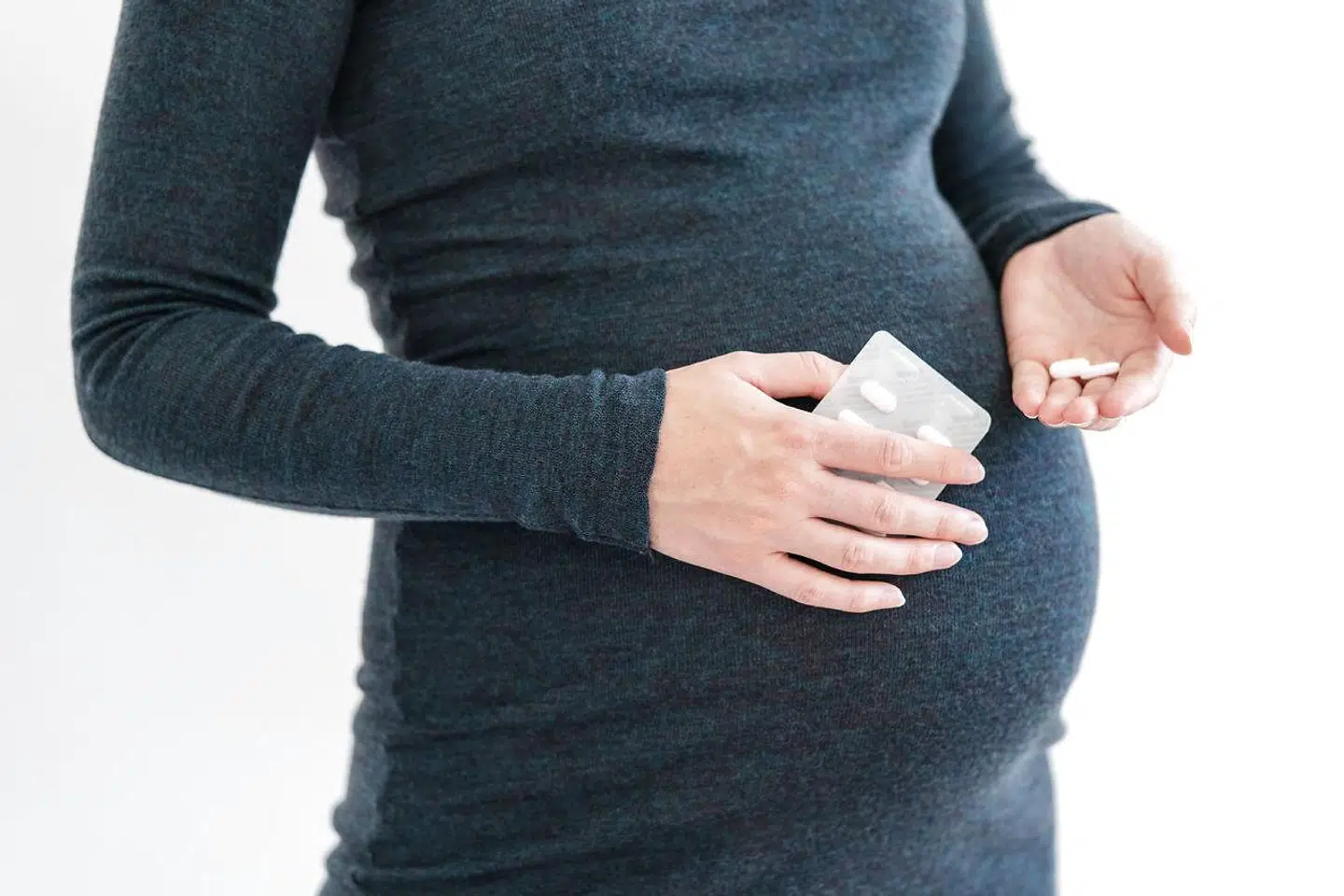 »Kolleger beretter f.eks. om gravide, der nu ikke vil vaccineres. For hvis en hovedpinepille er så farlig, hvad kan en vaccine så ikke lave af skade? Det er ekstremt vigtigt ikke at skabe unødig frygt om lægemidler i det hele taget,« skriver Anders Beich.