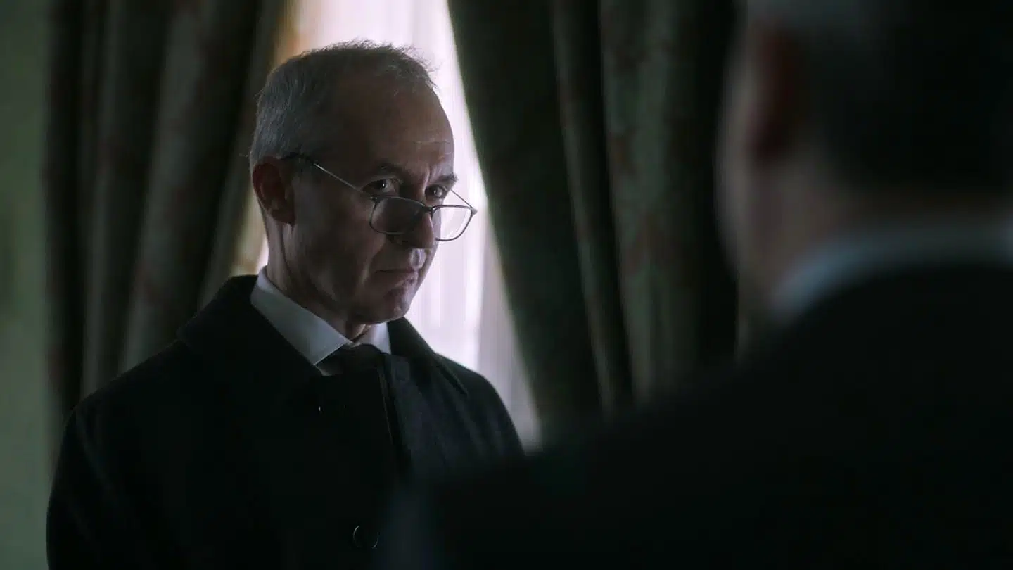 Stephen Dillane er en af den slags chefer, der ler hånligt af »Management by fear« og har noget meget værre i ærmet.