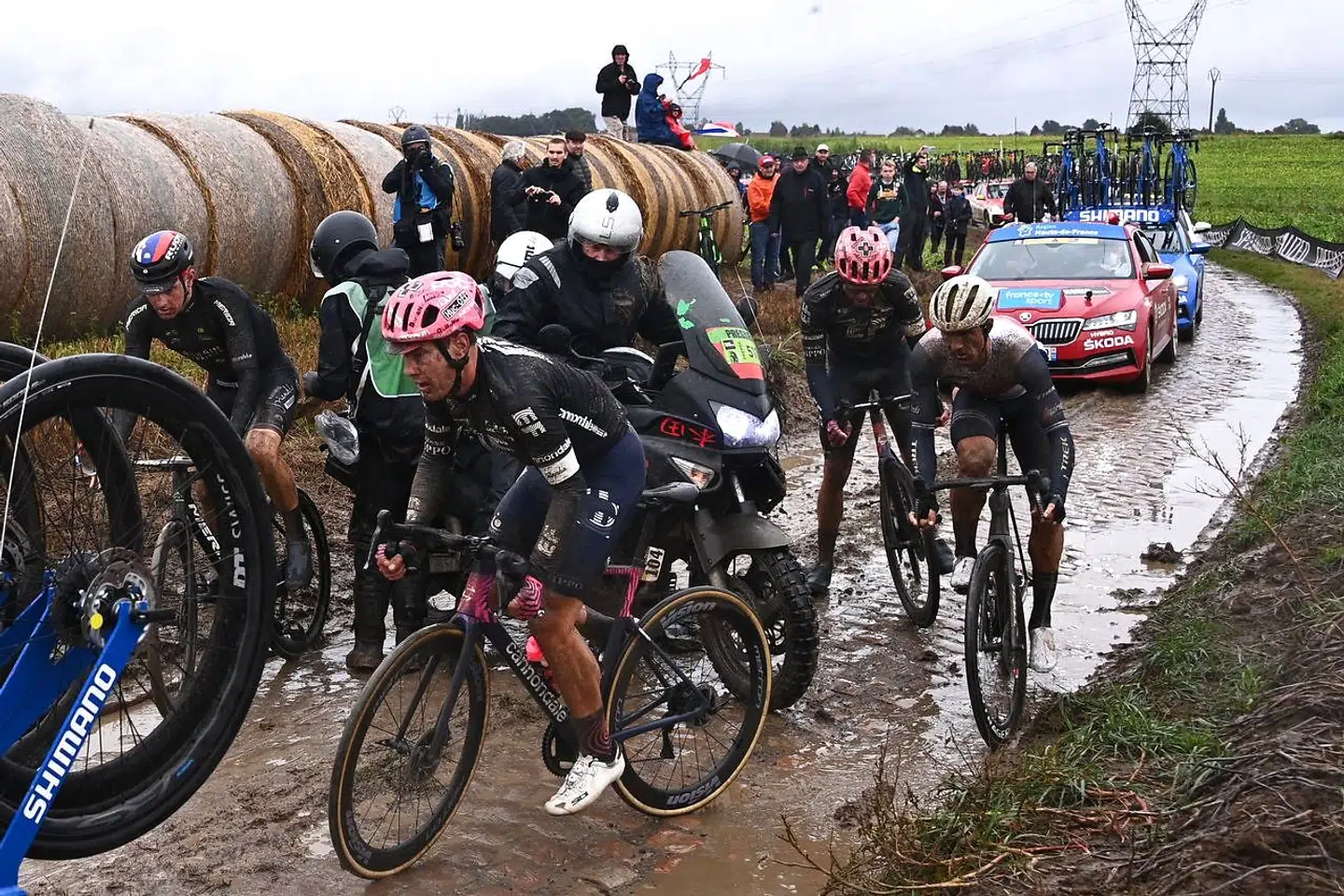 Året Paris-Roubaix har budt på absurde scener. Som her hvor en motorcykel glider, så rytterne må undvige.