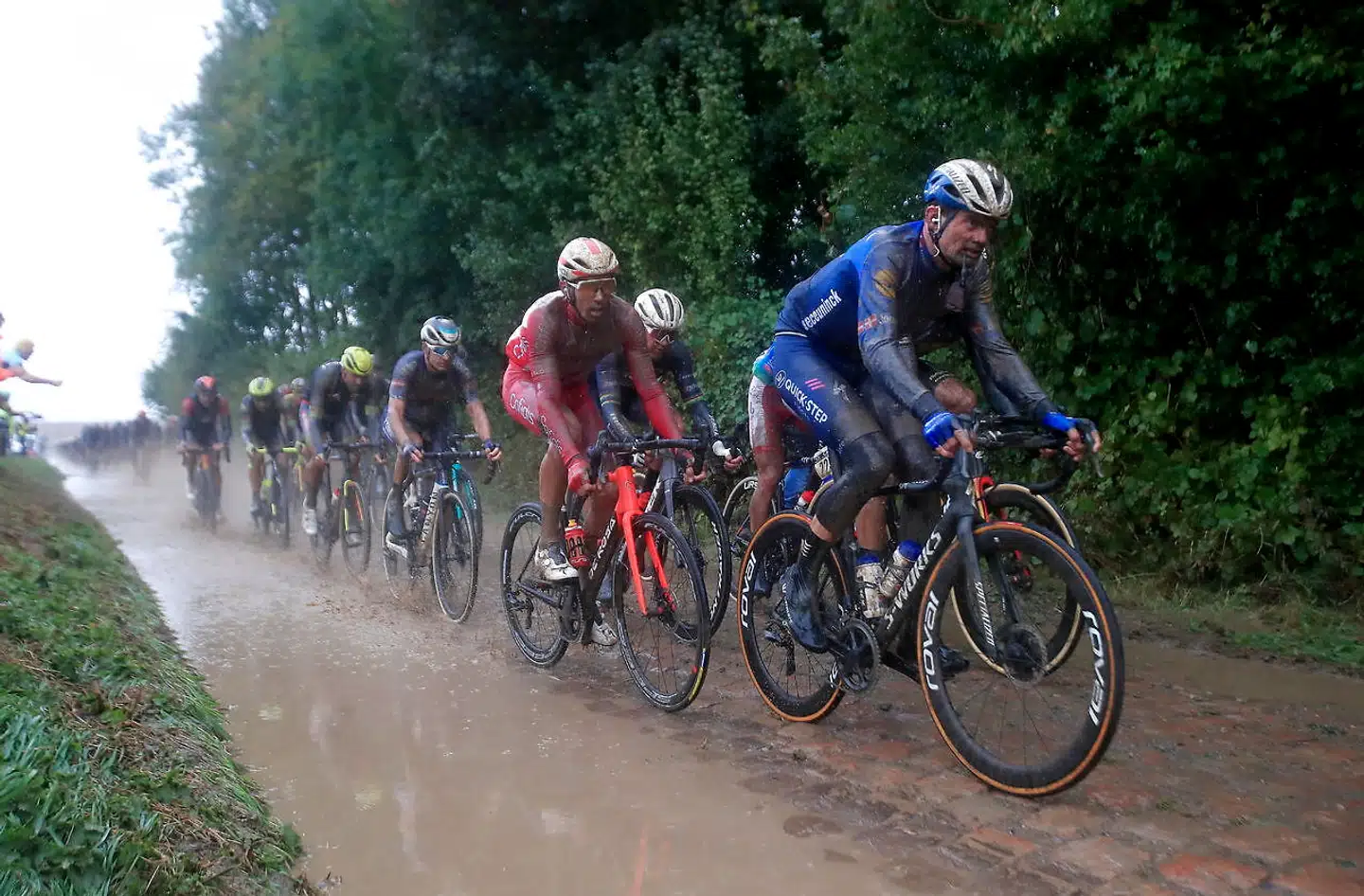 Paris-Roubaix bliver kørt under vanskelige forhold.