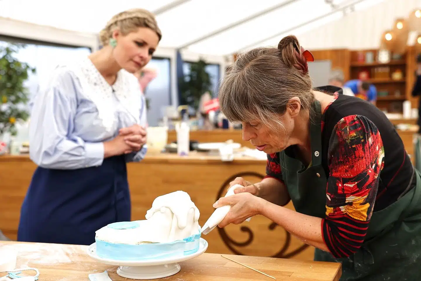 Sprøjteteknik: Dommer Katrine Foged Thomsen ser til, mens bagebedstemoren Gitte er i gang med et grønlandsk snelandskab i fondant og royal icing.