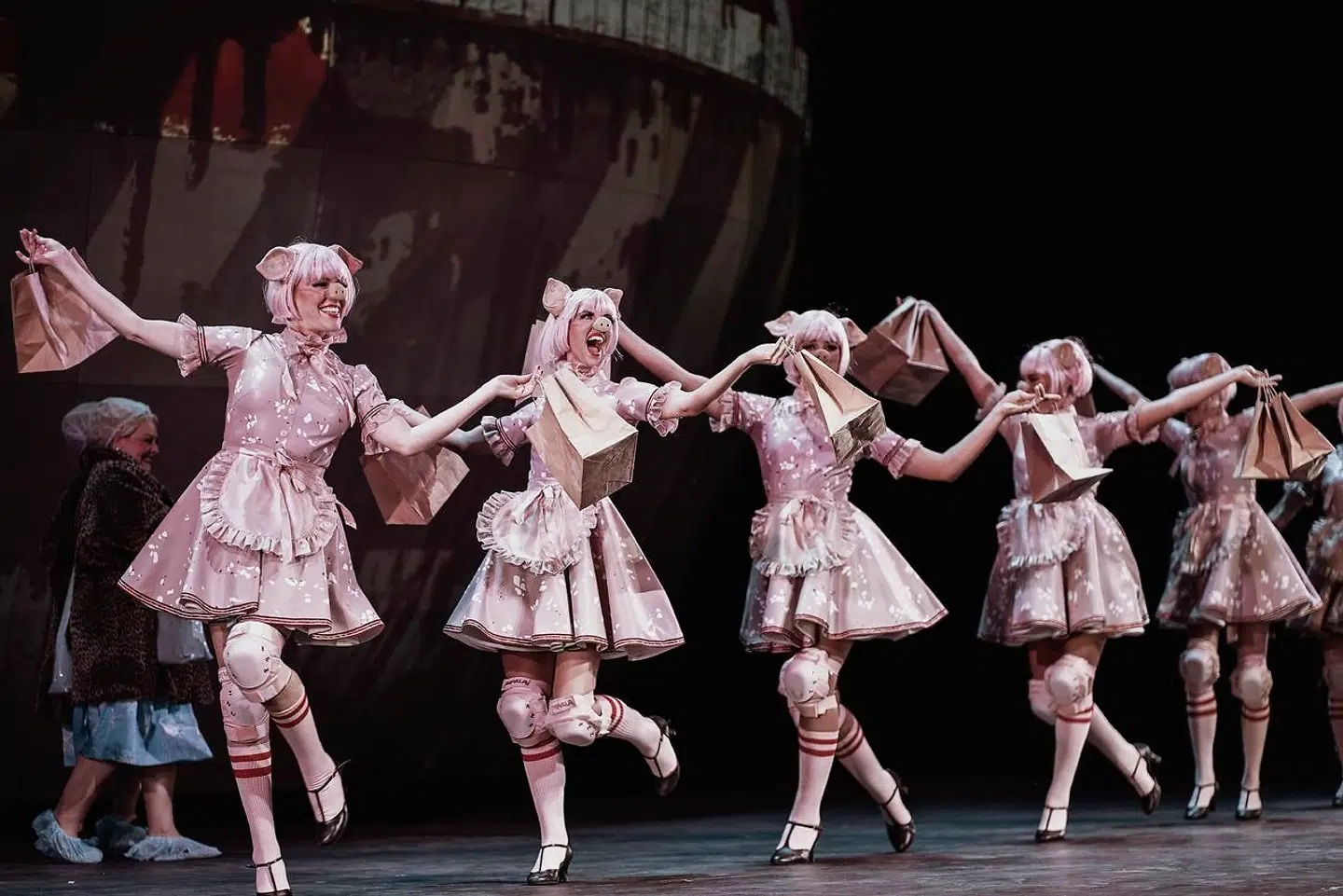 Der er også blevet plads til dansende grisepiger i den aktuelle opdatering af »Den glade enke«.