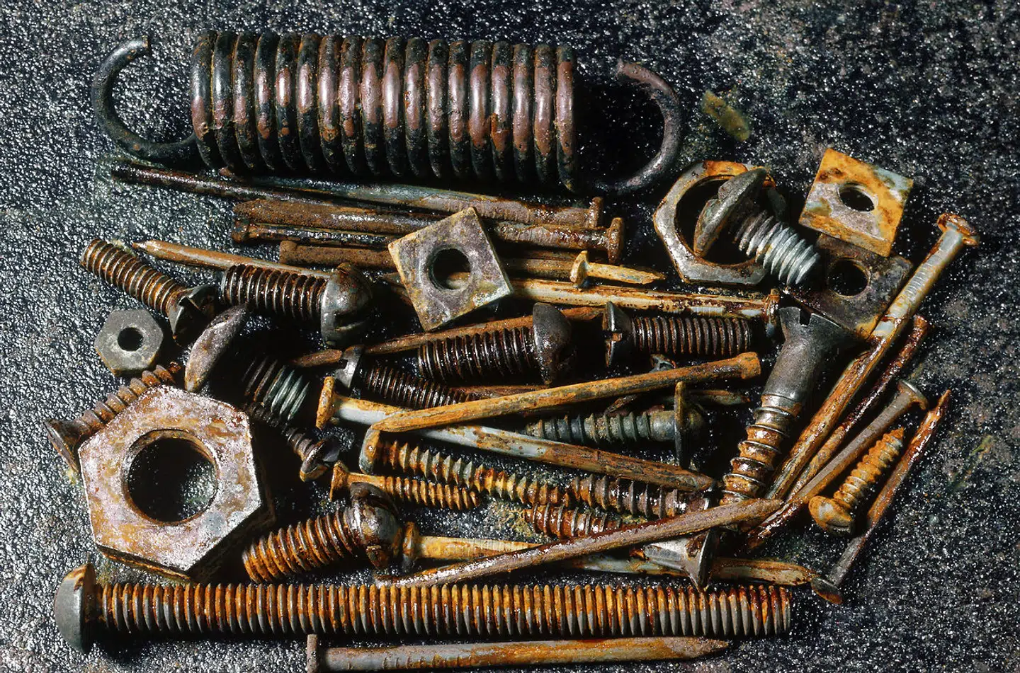 Der var en særlig årsag til, at en mand fra Litauen slugte et helt kilo søm og skruer.