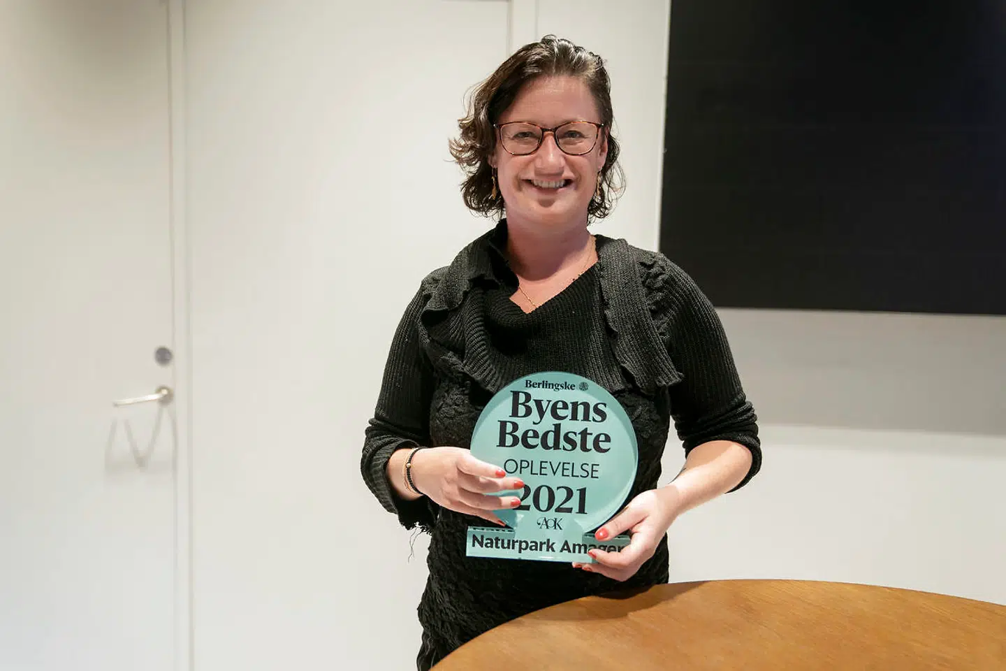 Ninna Hedeager Olsen, Borgmester, Teknik- og Miljøforvaltningen, Københavns Kommune modtager prisen Byens Bedste Oplevelde på vegne af Naturpark Amager.