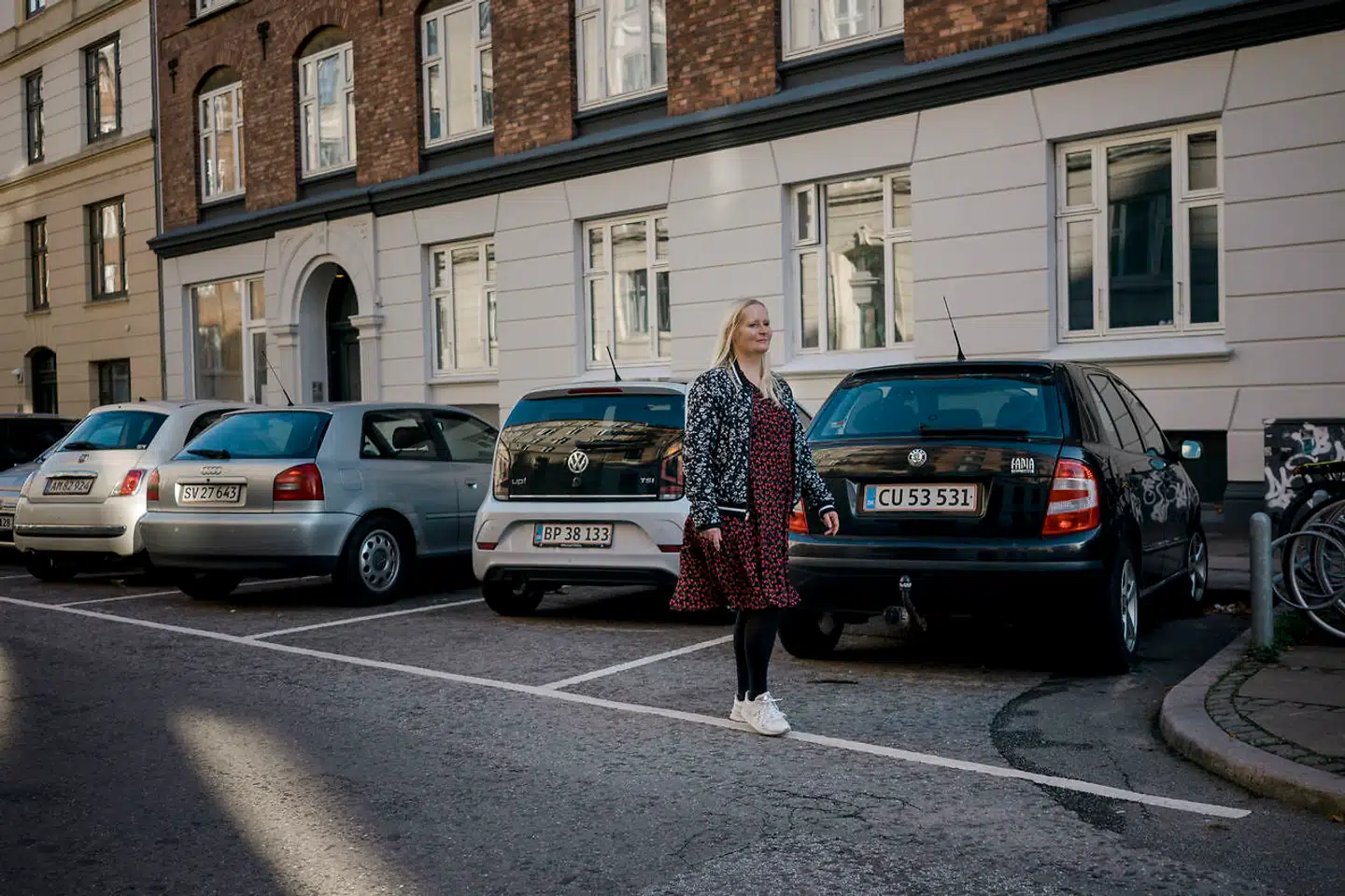 Signe Christoffersen er en af de borgere, der har svært ved at finde ledige parkeringspladser på Østerbro. Somme tider må hun lede i en time, før det lykkes hende at finde en plads. »Nogle gange er vi fire-fem biler, der kører rundt lige efter hinanden, og så håber man jo bare, at man ser den ledige parkeringsplads før de andre. Jeg synes egentlig, at det siger det hele. Der er alt for få parkeringspladser, og det er ekstremt frustrerende,« fortæller Signe Christoffersen til Berlingske.