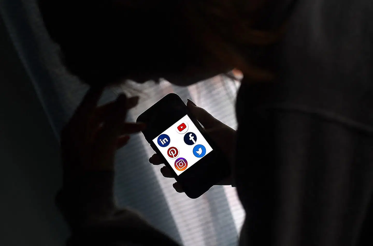 »De sociale mediers algoritme fremmer og spreder nemlig det, som vækker flest mulige følelser, såsom vrede og kærlighed,« skriver Timme Bisgaard Munk.