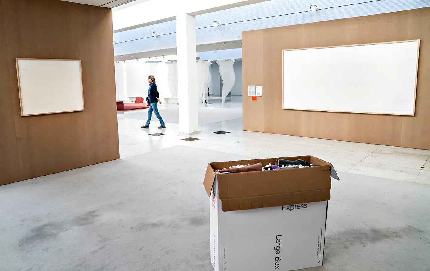 De værker, som Kunsten i Aalborg bad Jens Haaning genopføre, var »An Average Danish Annual Income« og »An Average Austrian Year Income«, som illustrerer, hvordan en årsløn reelt ser ud, samt hvilke forskelle der findes i EU. Sidstnævnte værk havde 51 sedler à 500 euro og en enkelt seddel à 200 euro sat fast på et ellers blankt lærred. I stedet har de nu to blanke lærreder hængende.