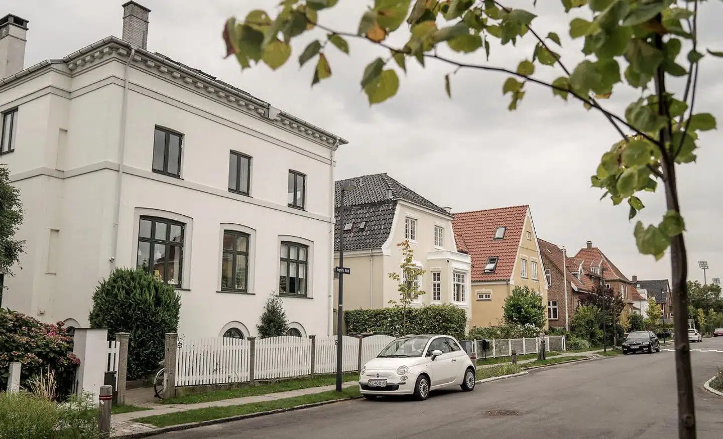 I Danmark er der cirka 1,7 millioner ejerboliger. De skal alle have en ny ejendomsvurdering. Her i efteråret lander de første 50.000 nye vurderinger. Op mod 9.500 af dem lander i Aarhus.