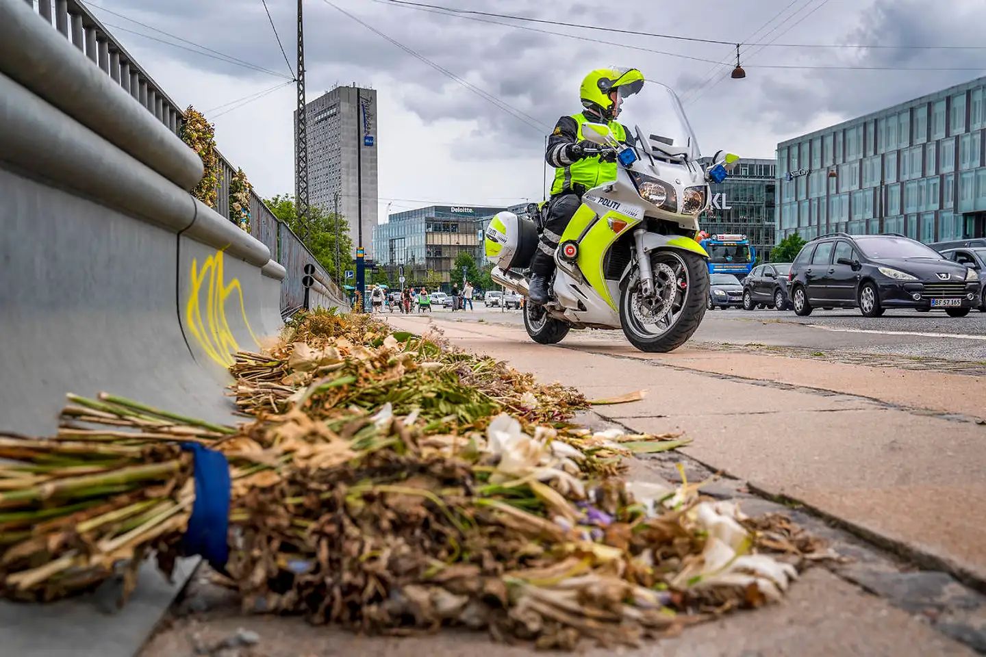 En politiassistent fra Københavns Færdselspoliti på Langebro, hvor en af hans kolleger i sommeren 2019 mistede livet på grund af en vanvidsbilist.