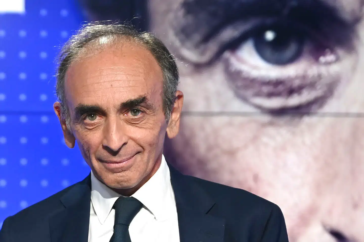 Eric Zemmour er ved at overhale Marine Le Pen højreom, skriver Pierre Collignon i denne kommentar. Her er Zemmour fotograferet før en tv-debat 23. september, hvor han blandt andet sagde, at kriminalitet er en form for »jihad«: »Det er en krig, som føres mod os, en civilisationskrig, en krig på plyndinger, tyverier, voldtægter og mord«.