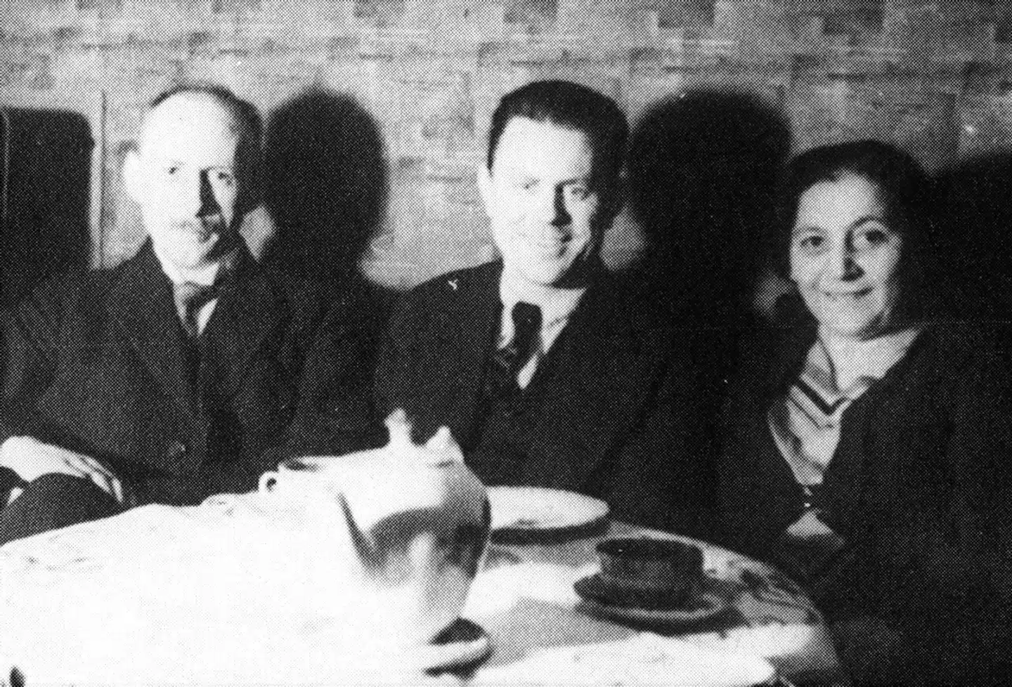 Den danske kommunistleder Aksel Larsen (i midten) i selskab med Georg Laursen og hans hustru, Elfriede Marczinski, i slutningen af 1920erne.