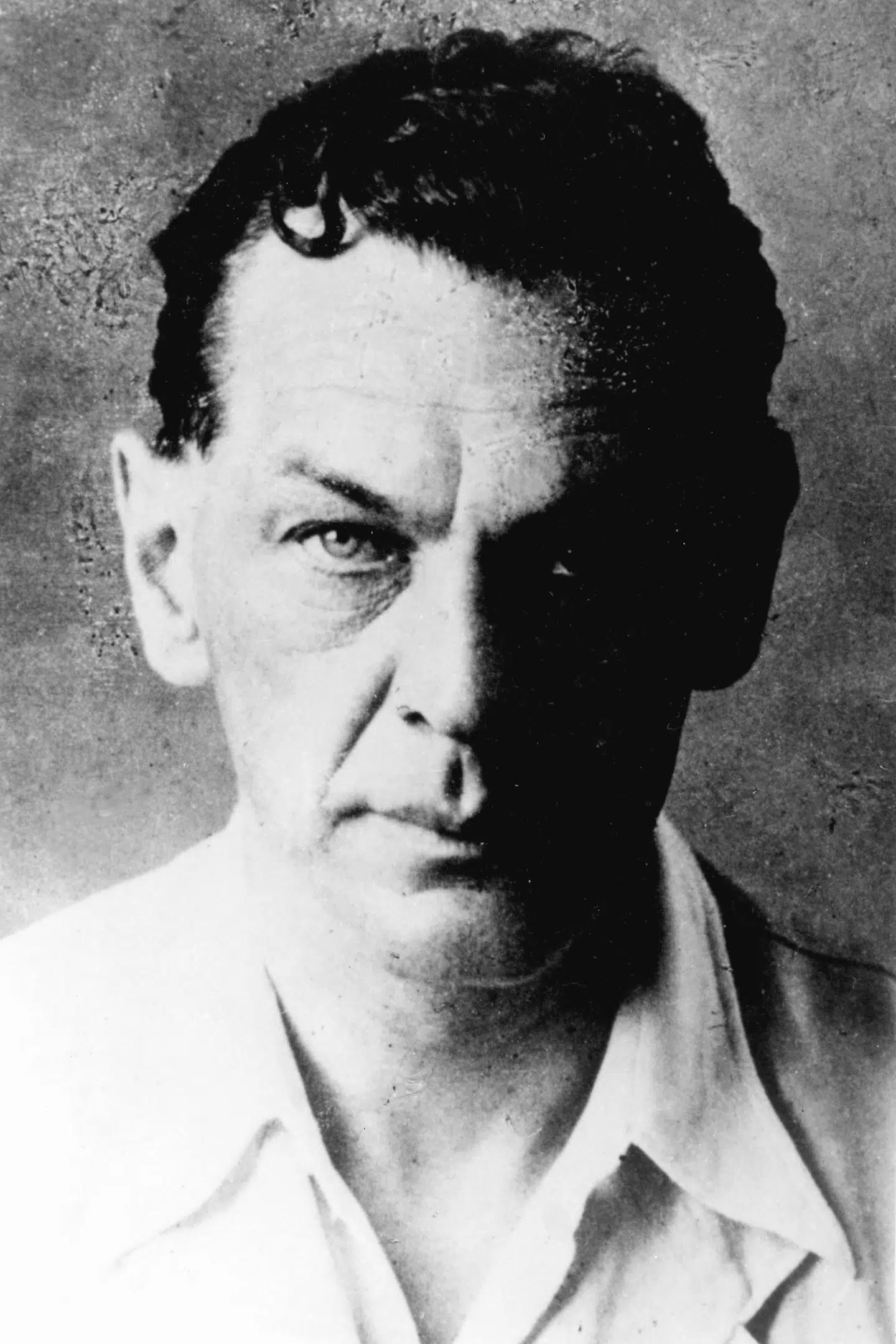 Richard Sorge er blevet legandarisk. Han spionerede i bl.a. Kina og sendte rapporter til Stalin om, at et tysk angreb var på vej i 1941. Stalin troede ikke på ham. I den nye bog »Agent for Lenin og Stalin« skriver forfatterne, at Georg Laursen var en yderst vigtig spion for Stalin i Kina samtidig med Sorge.