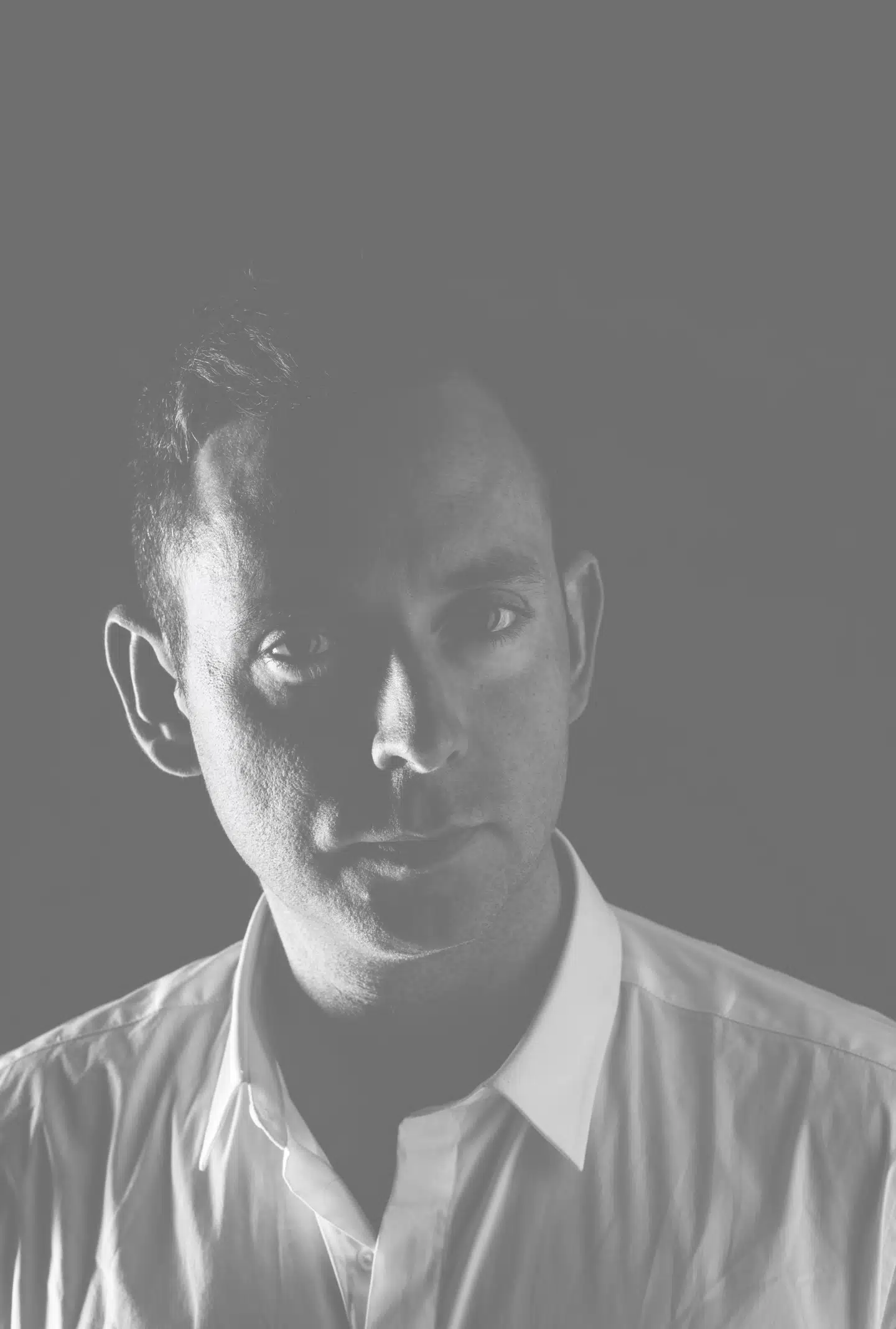 Ragnar Jónassons bøger har solgt 1,5 millioner eksemplarer verden over og udkommer i 32 lande. The Sunday Times har udråbt ham til at være en af verdens bedste krimiforfattere i dag.