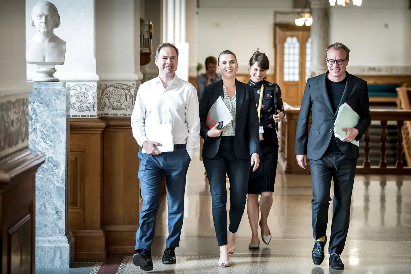 Mette Frederiksen med finansminister Nicolai Wammen (S), tidligere særlig rådgiver Sara Vad Sørensen, og tidligere stabschef Martin Rossen.