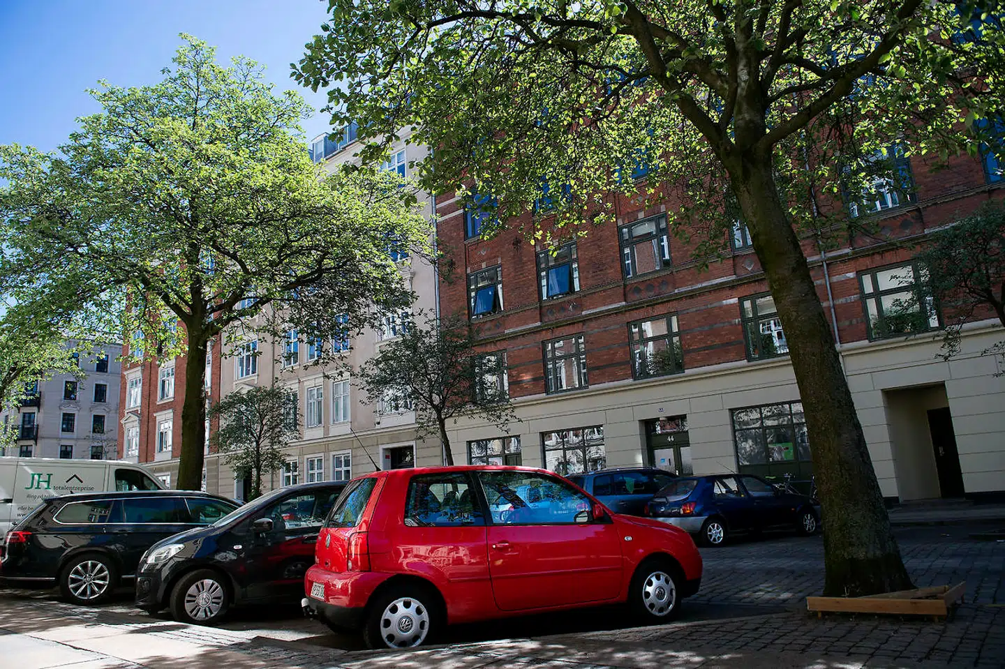 Nedlæggelsen af parkeringspladser i København kommer til at gøre ondt på nogle, mener SF på rådhuset, og Enhedslisten står fast. For der er brug for færre parkeringspladser, hvis klimamålet skal nås.