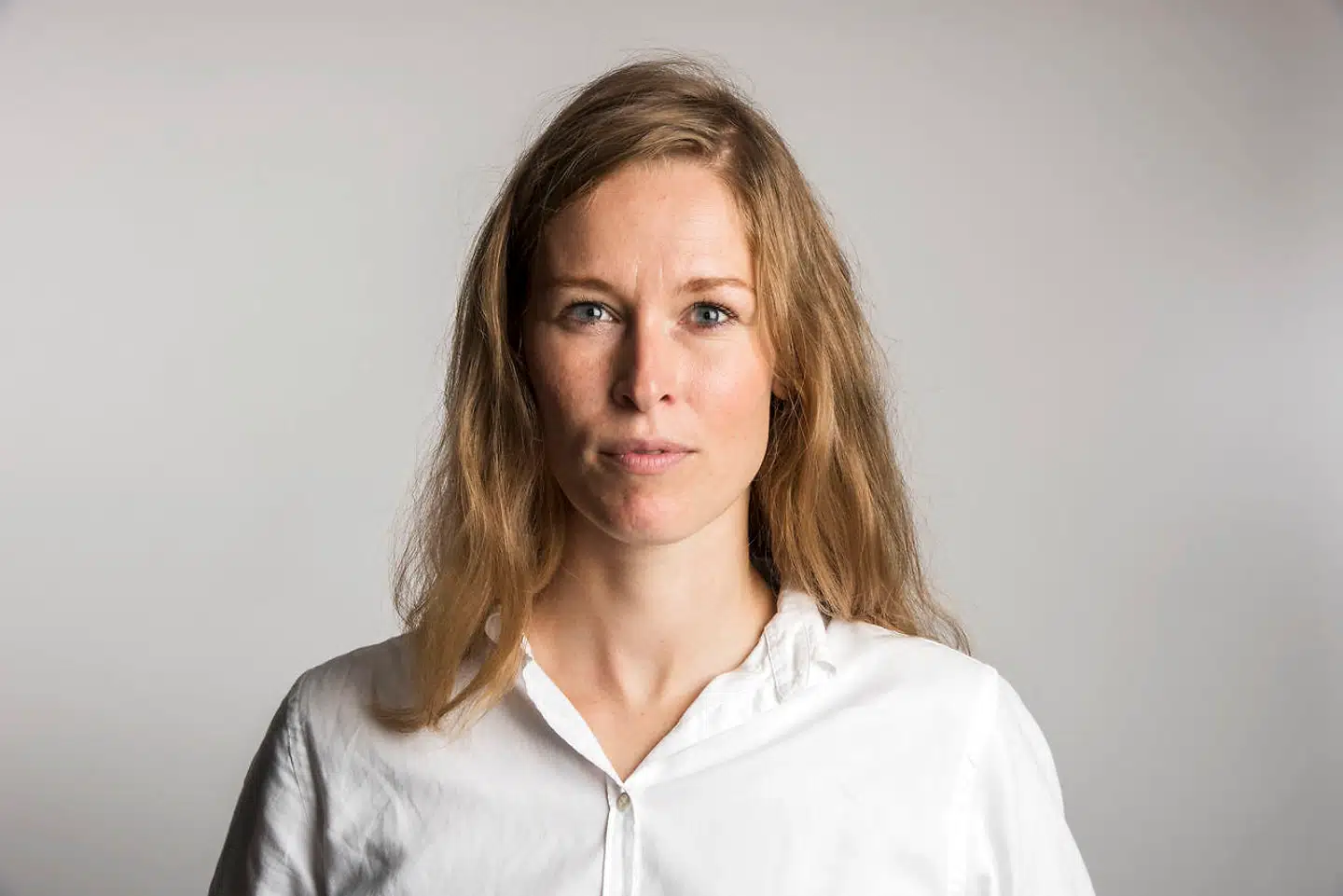 »Altså bliver Lea Korsgaard som led i udnævnelsen omklamret af den selvsamme regeringslingo, som ellers bliver brugt, når der i generaliseret form fra regeringen skal sås mistillid til medierne og deres ageren. Uha, jeg ville være klamt til mode, hvis jeg var hende,« skriver Tom Jensen.