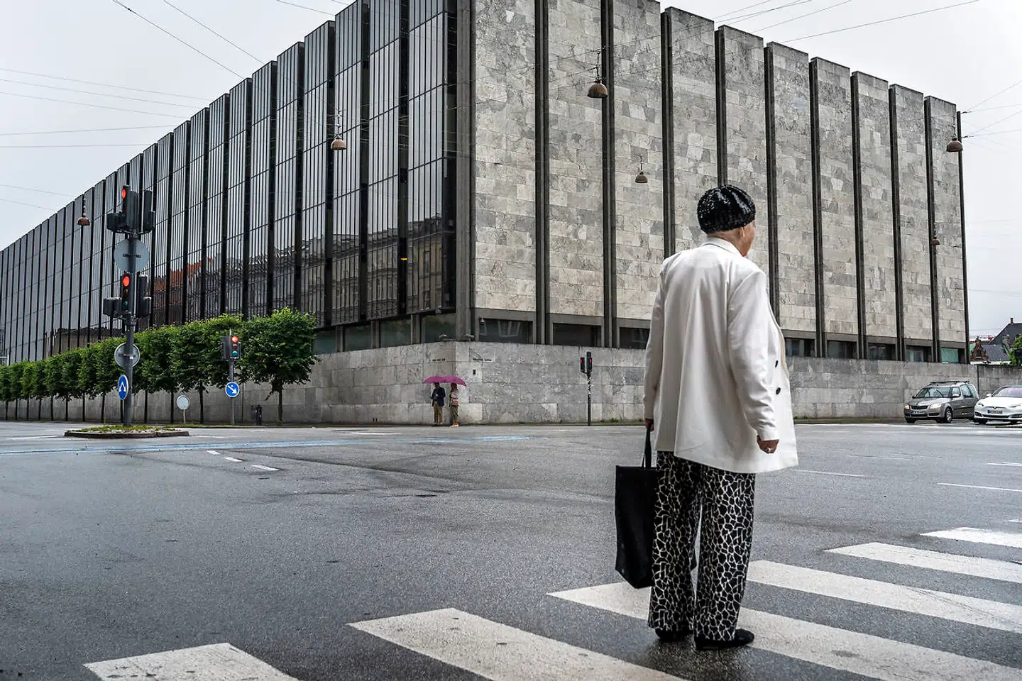For at svække kronen, der har ligget stærkt over for euroen, sænker Nationalbanken nu sine allerede negative renter yderligere