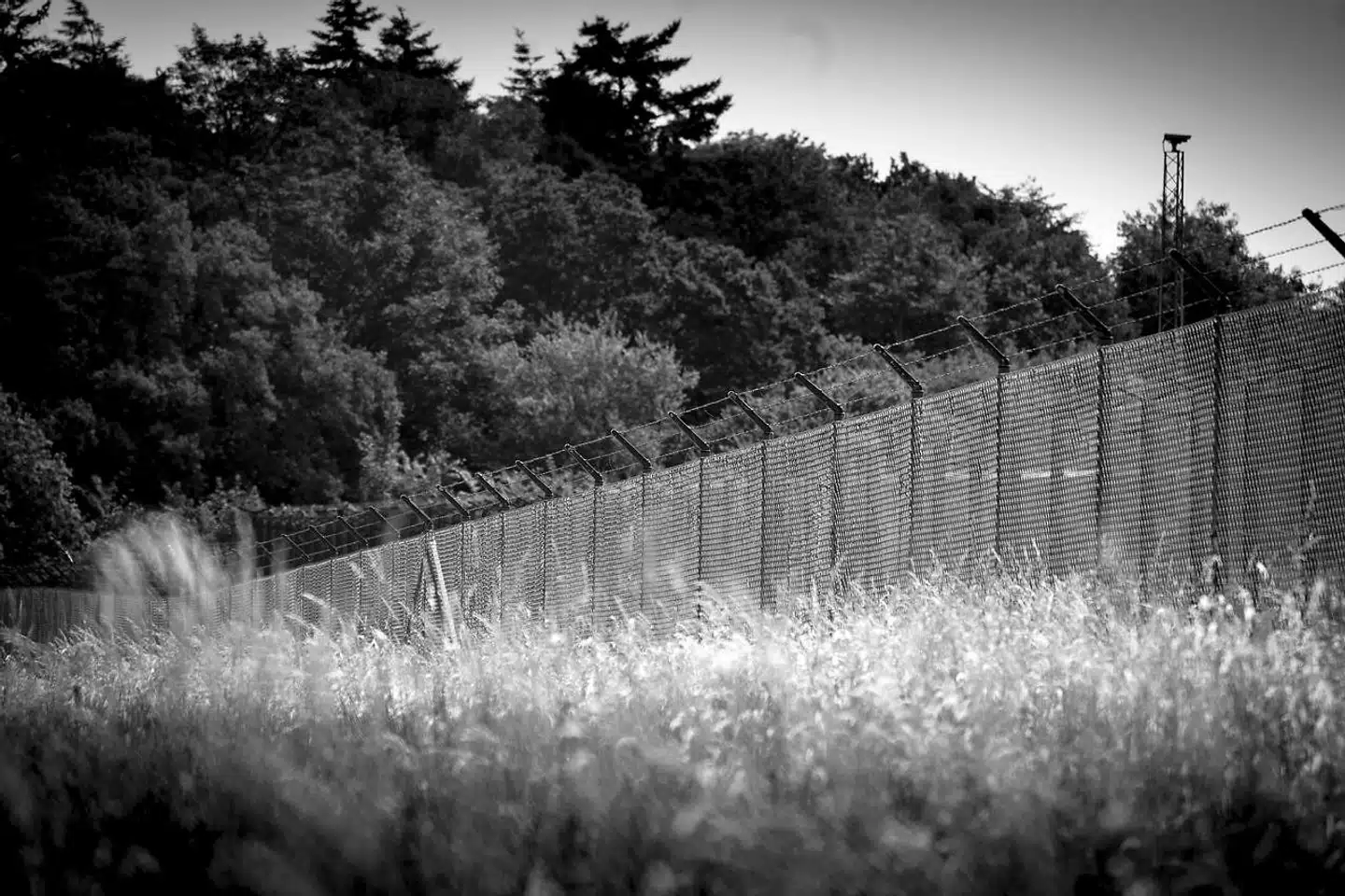 De danske fængsler har det overordnede problem, at der kommer flere indsatte, mens mange fængselsbetjente løber skrigende væk. På billedet ses Nyborg Fængsel.