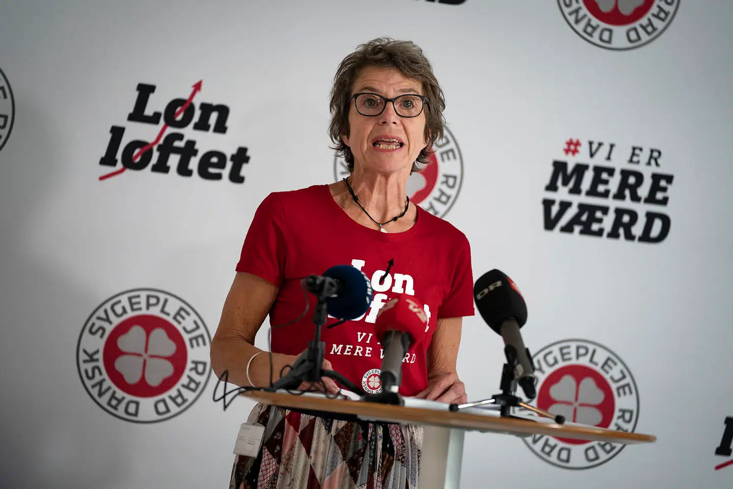 Dansk Sygeplejeråd med formand Grete Christensen i spidsen har i 12 år haft en politik om at få flere sygeplejersker til at arbejde på fuld tid. Det er dog sværere end som at nå denne målsætning. Ifølge Grete Christensen bunder dette blandt andet i, at sygeplejerskerne altid kan få en løn som en fuldtidsansat ved at tage ekstra vagter.