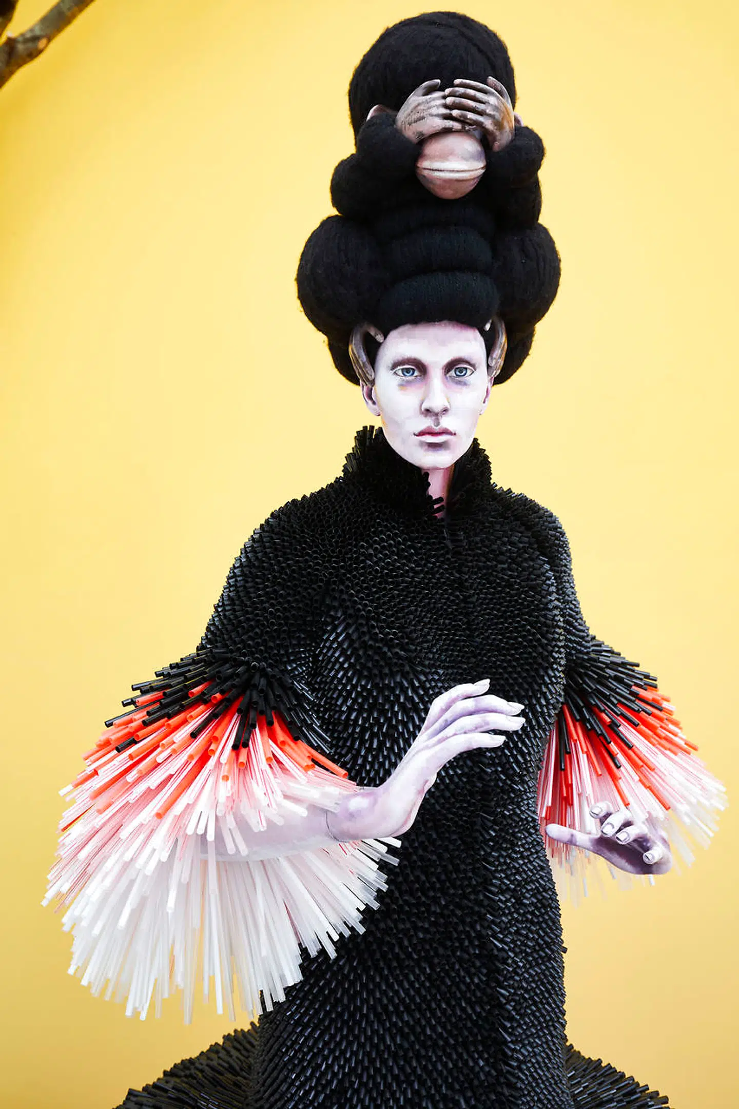 Der er tydelige referencer i Nikoline Liv Andersens skulpturer til hendes tidligere arbejde med skulpturel beklædning og high end fashion for blandt andre John Galliano og Christian Dior.