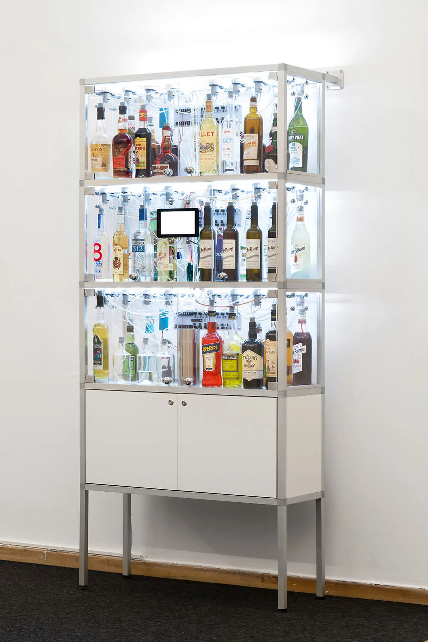 Svend Sømods cocktailprinter står under ART WEEK i Nikolaj Kunsthal. Hvis du overfører 80 kroner til et Svend Sømods mobilnummer, kan du være heldig at få en drink, du aldrig har smagt før – og være en del af hans Gesamtkunstwerk.