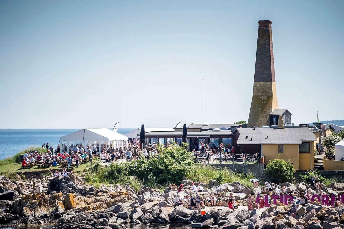Allinge på Bornholm under Folkemødet 2019. Under genåbningsfasen skinner solen i mere end én betydning på Bornholm.