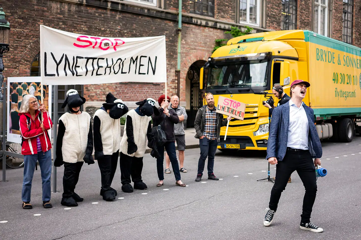 Modstanden mod den nye ø er ikke kun kommet til udtryk i Københavns Borgerrepræsentation. Her er det Facebookgruppen »Stop Lynetteholm«, der i juni afholdt happening udklædt som får i Rigsdagsgården ved Folketingets hovedtrappe.