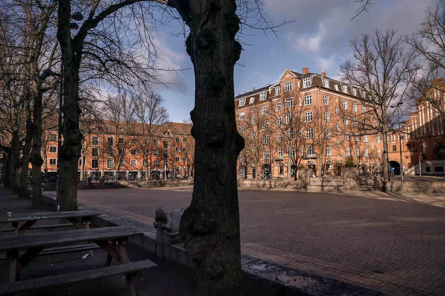 Den 31. juli blev 58-årige »Peter« sparket i ansigtet og stukket flere gange med kniv. Politiet har anholdt og sigtet en 25-årig mand i sagen, men efterlyser vidner. Ifølge pårørende ligger Peter stadig på hospitalet.