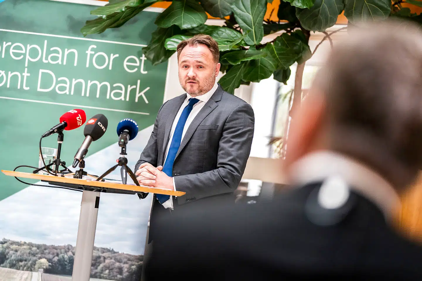Regeringen har sat en 2025-deadline for at beslutte de politiske tiltag, der skal bringe Danmark i mål med at reducere drivhusgasudledningen med 70 procent i 2030. Onsdag præsenterede klima-, energi- og forsyningsminister Dan Jørgensen (S) planen på et pressemøde i sit ministerium.