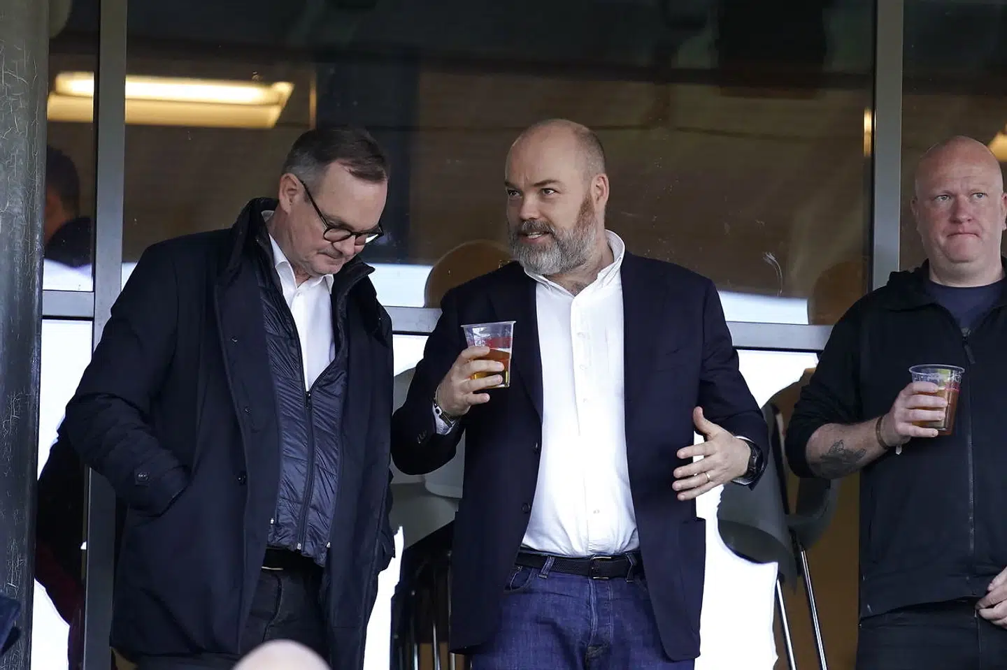 Bestsellers topchef, Anders Holch Povlsen (i midten), er anderledes påholdende med uddelinger til velgørenhed end LEGO og andre store danske virksomheder.