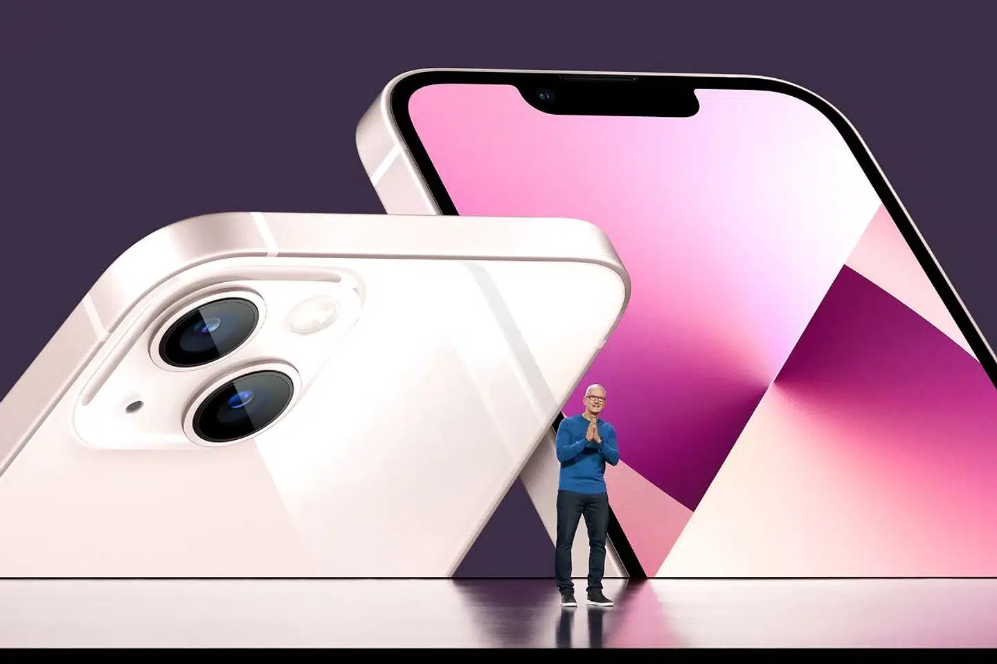 Apple-chefen Tim Cook afslører her den nye iPhone 13. Apple aktien er steget syv procent i år, væsentligt mindre end det brede marked.