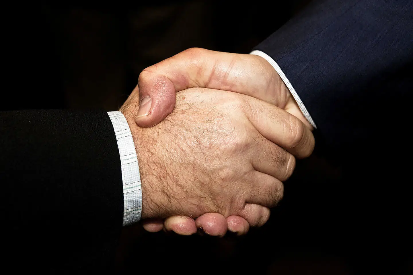 »Boris Johnson har direkte været ude og sige, at håndtrykket må vente. Som symbol er det ikke risikoen for smitte værd.«