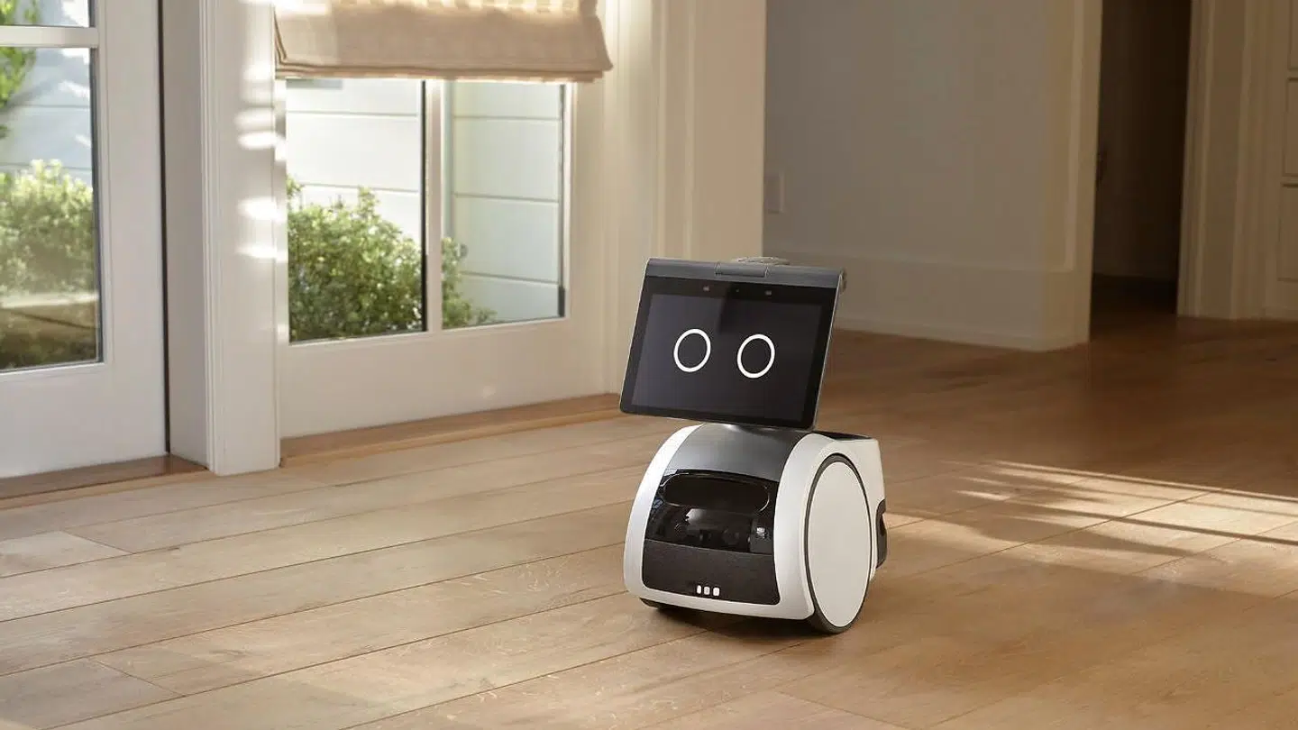 Robotten Astro har indbygget periskopkamera, som kan skydes op, så den kan filme i op til øjenhøjde.