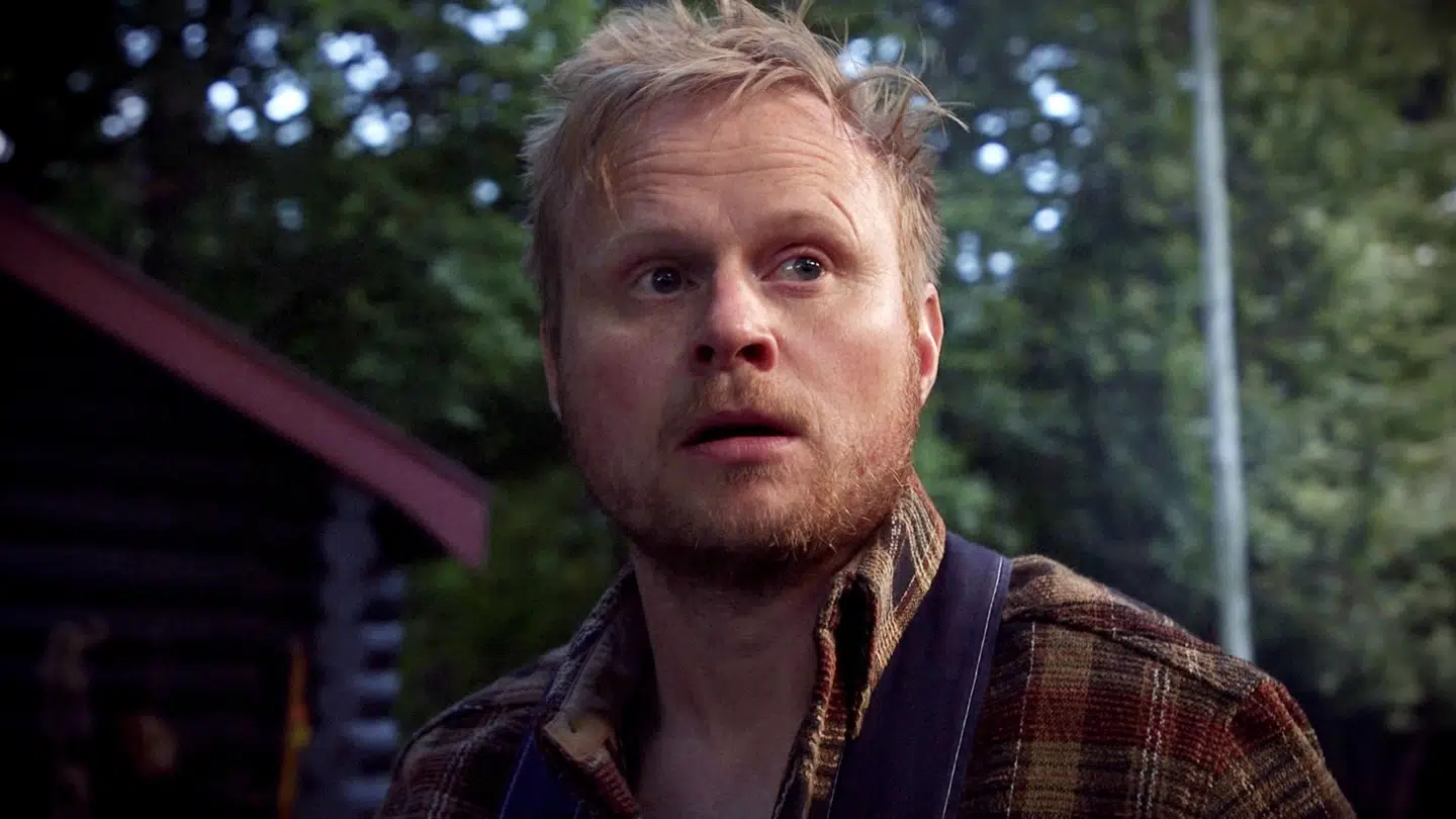 Sæsonens første episode af Jonatan Spangs »Tæt på Sandheden« handler blandt andet om legaliseringen af hash, hvilket studieværten markerede med at ryge en meget stor hjemmerullet cigaret i satirens tjeneste. Foto: DR