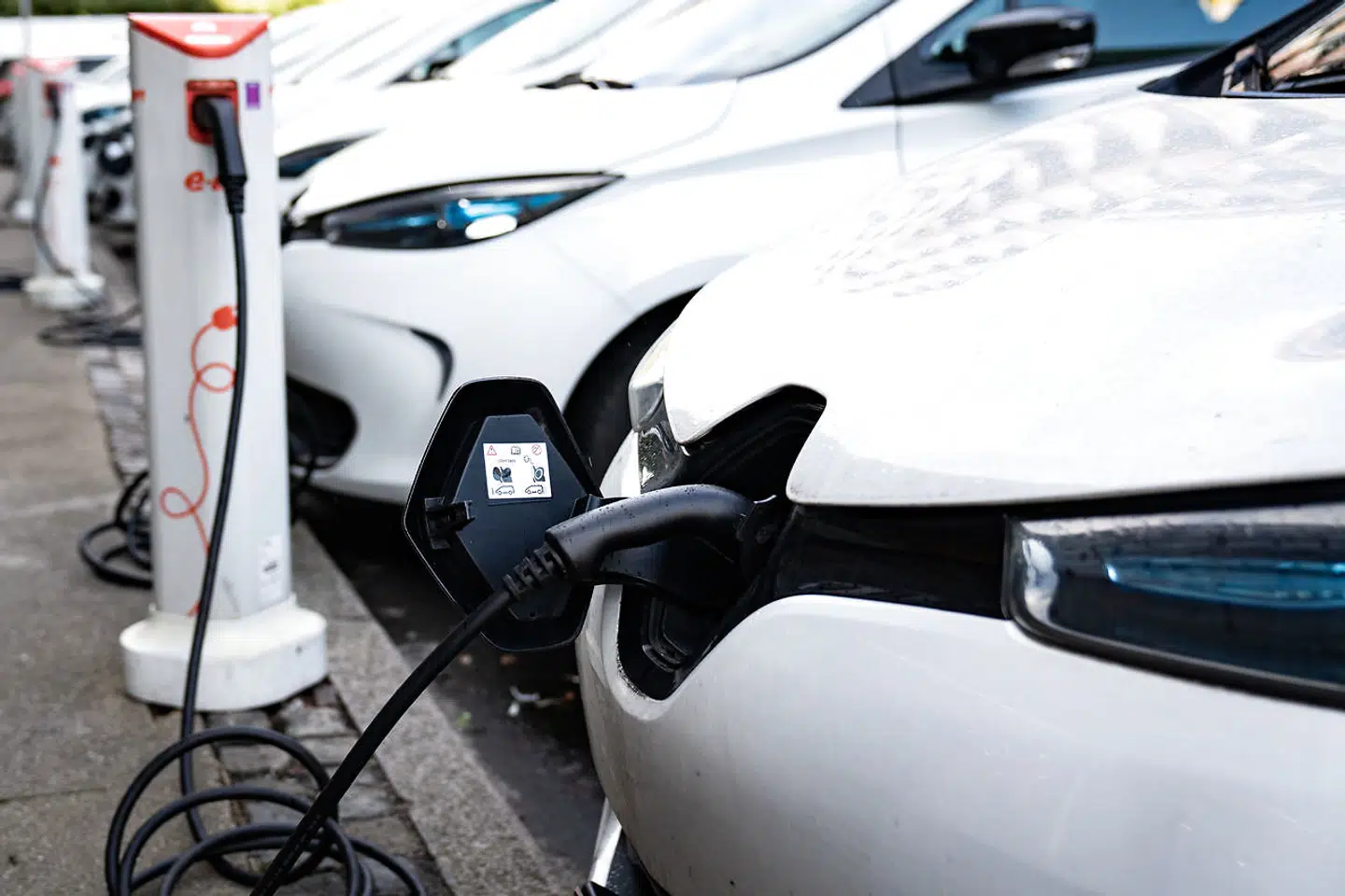 Elbiler til opladning i København. Ifølge en ny model fremsat af Enhedslisten og Socialdemokratiet på Københavns Rådhus, skal bilejere vælge til en el- eller brintbil, når deres benzin- eller dieselbil skal udskiftes.