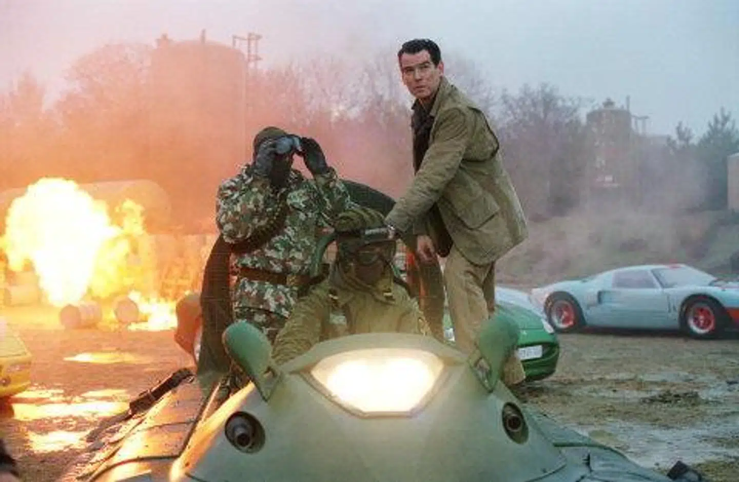 I "Die Another Day" ser vi Pierce Brosnan's James Bond med både fuldskæg og langt tjavset hår. Men action-scenerne er intakte.