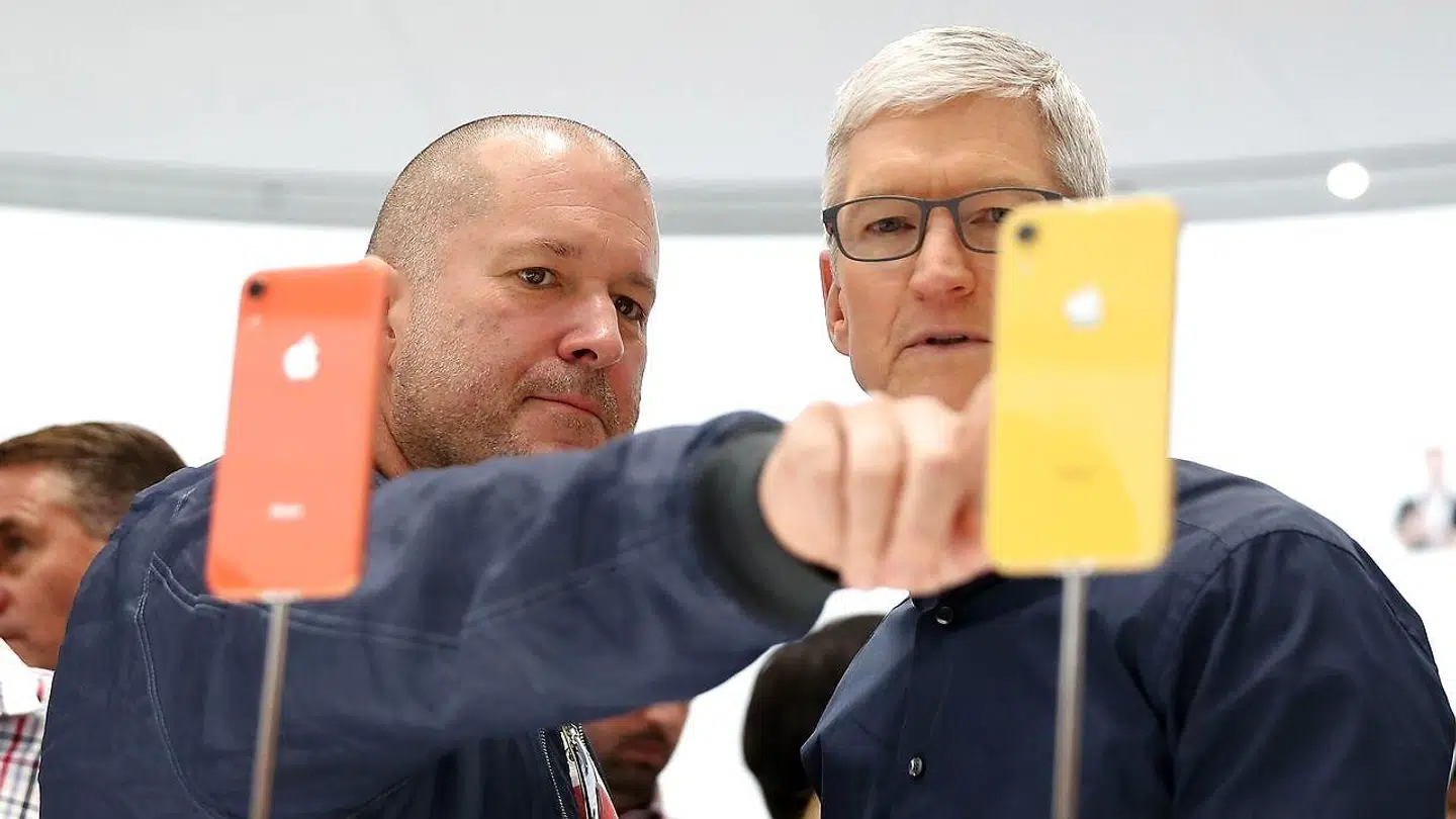 Jony Ive (til venstre) havde som Apples chefdesigner stor indflydelse på blandt andet designet af iPhones, som han her diskuterer med Apple-topchef Tim Cook. Nu skal han designe elbiler – dog ikke for Apple.