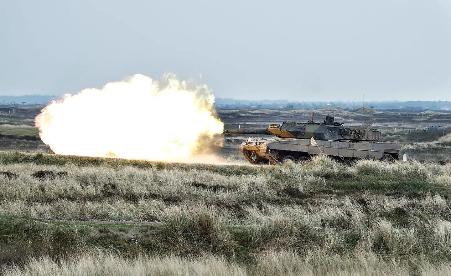 Som en del af opgraderingen af 1. Brigade bliver de danske Leopard-kampvogne ombygget og moderniseret. Her er det Jyske Dragonregiments panserbataljon på øvelsesterræn i Oksbøl.