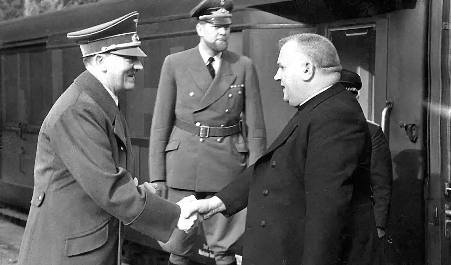 At antallet af jødiske ofre blev så stort skyldtes bl.a., at nazisterne kunne regne med samarbejde fra en række regimer i bl.a. Tjekkoslovakiet og Ungarn. I Slovakiet var præsten Jozef Tiso regeringsleder og nazisternes allieret. Han videreførte den nazistiske jødepolitik og var ansvarlig for de slovakiske jøders tragiske skæbne. Illustration fra bogen.