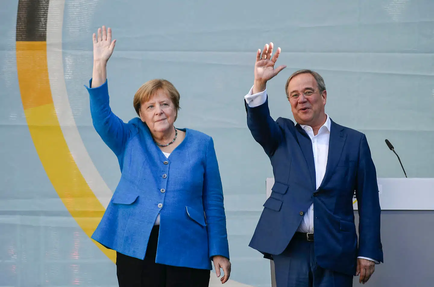 Tyskland skal have ny kansler, når Angela Merkel forlader posten. Hvis de kommende regeringsforhandlinger trækker ud til midt i december, vil Angela Merkel ende som den tyske kansler, som har siddet længst. P.t. har Helmut Kohl den rekord. Merkel håber, at hun afløses af CDU/CSU's kanslerkandidat Armin Laschet.